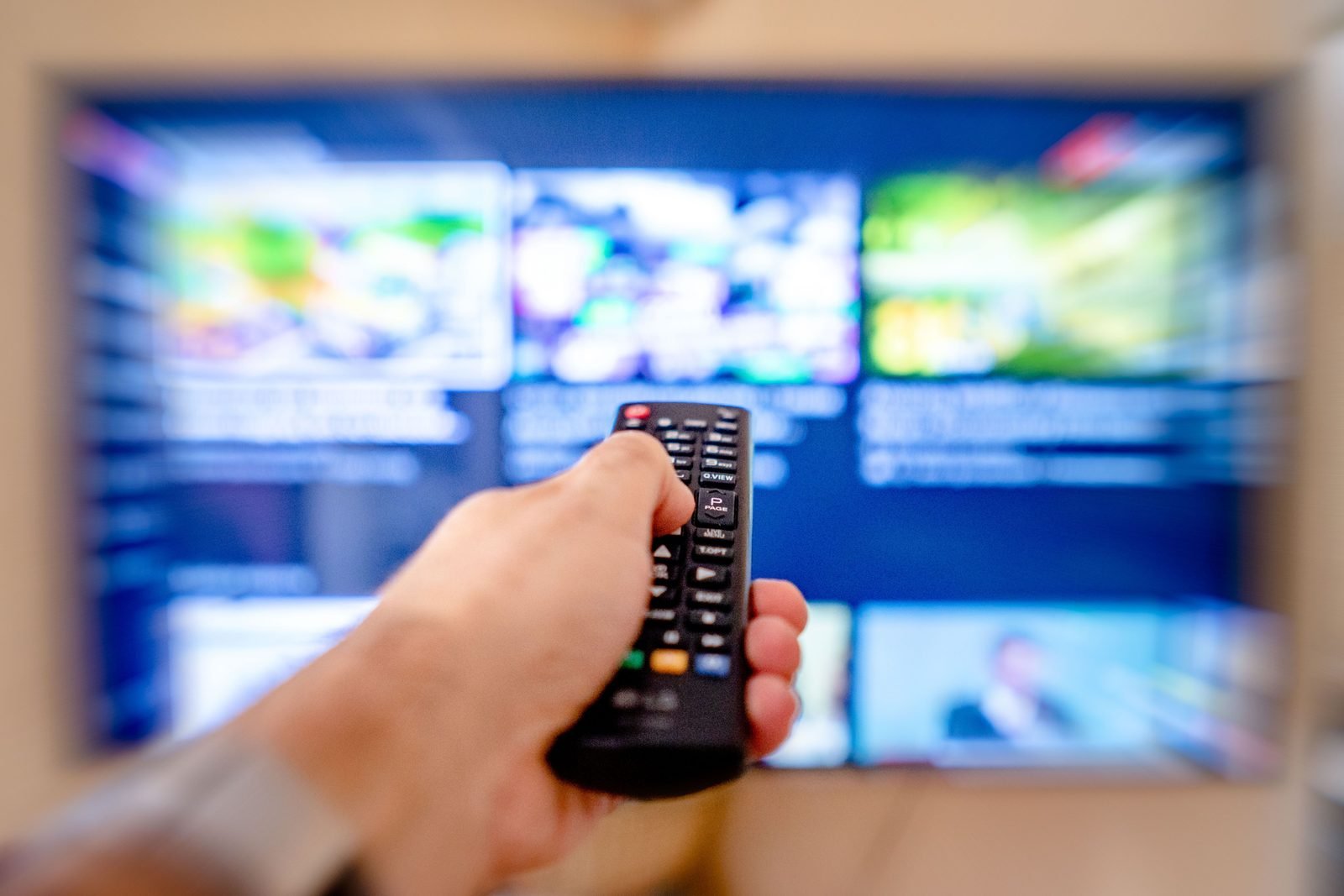 Persona usando un mando de streaming