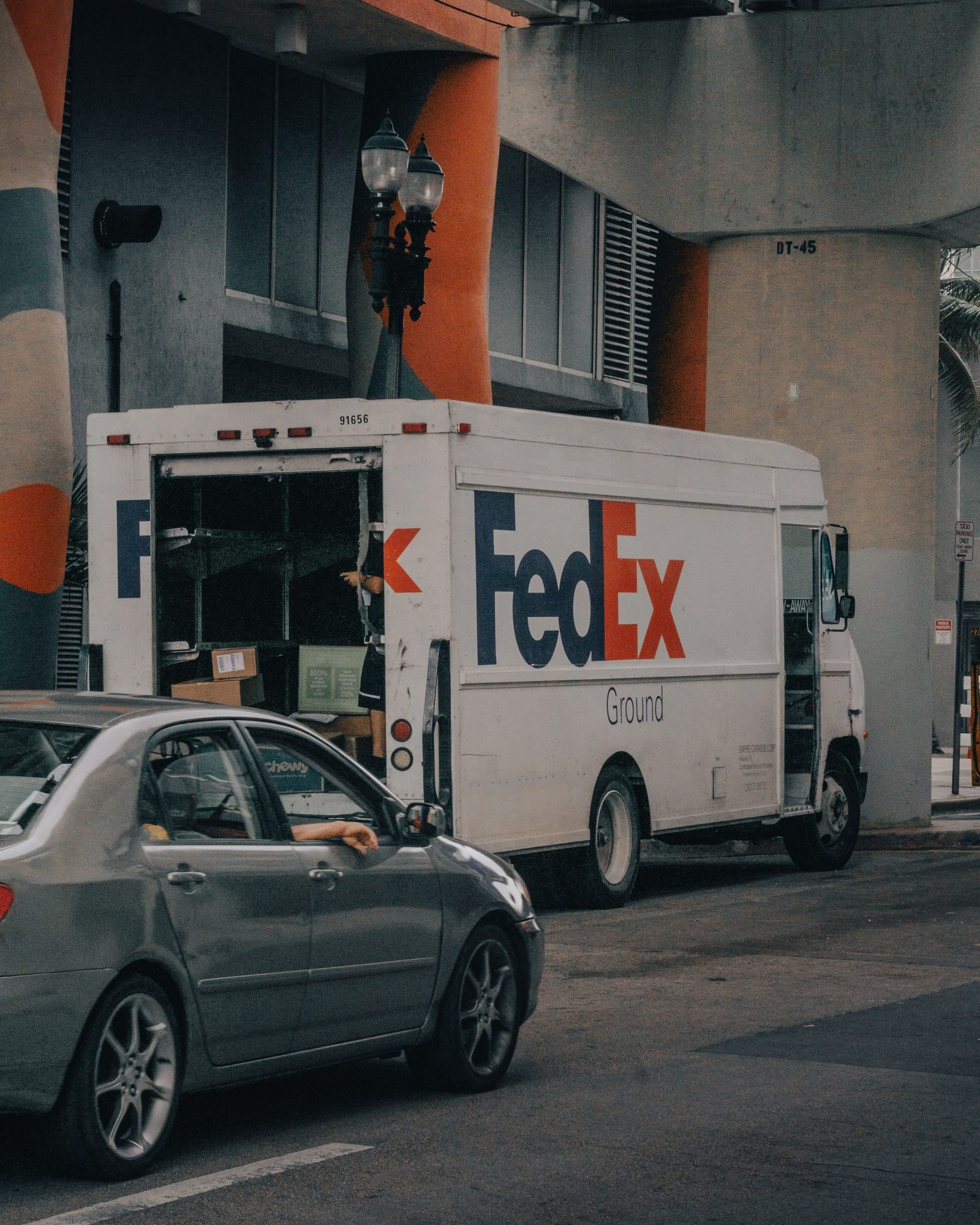 Camión de FedEx con el logo y la flecha del espacio negativo visible