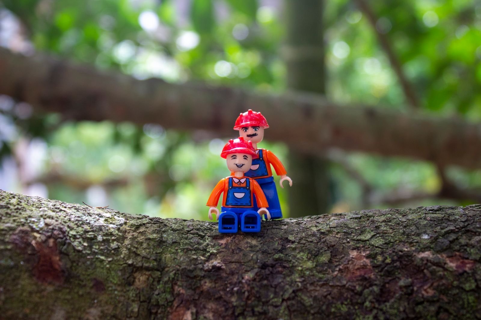 Minifigura de LEGO en un tronco