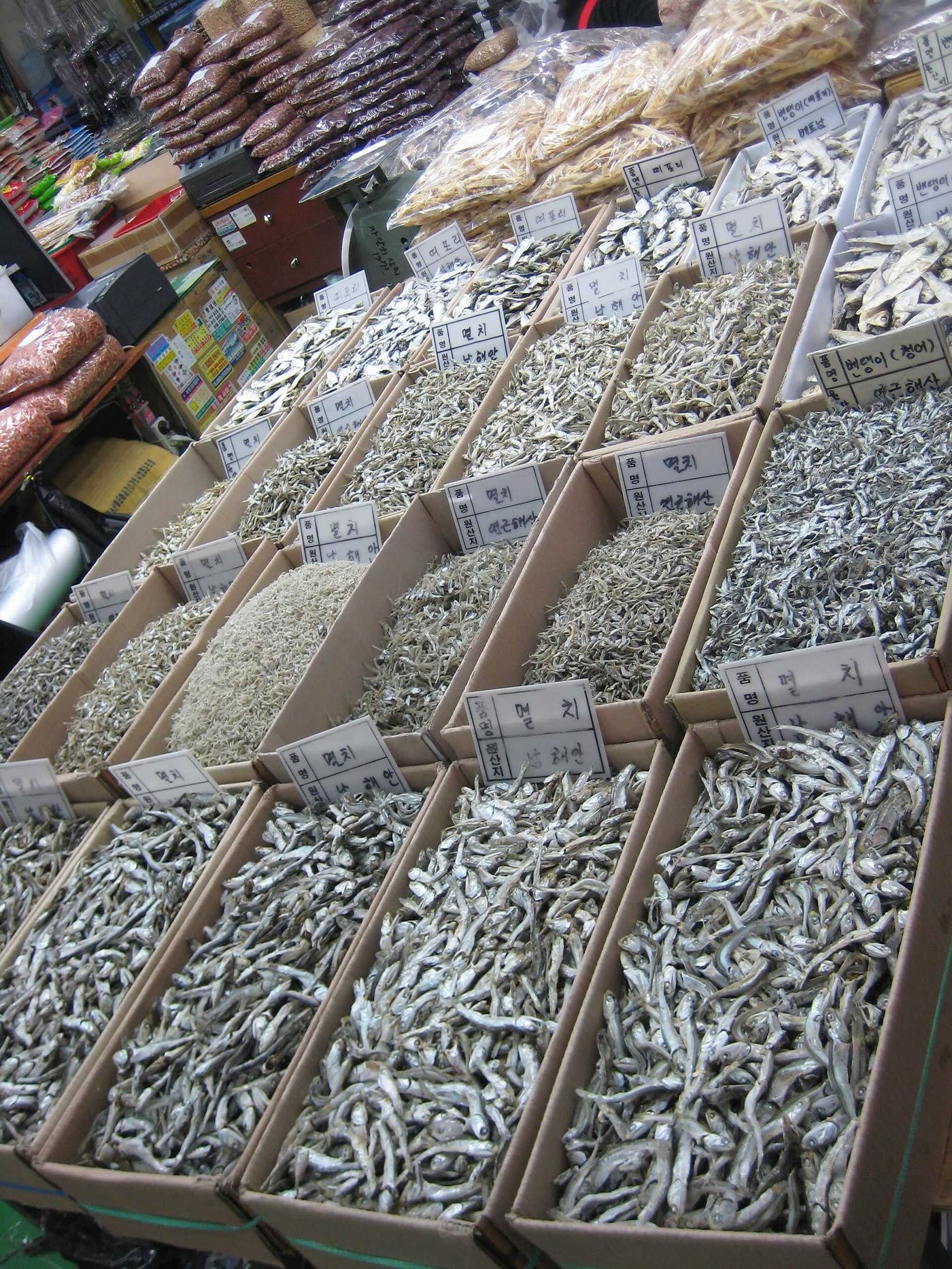 Puestos de pescado seco en un mercado de Busan, Corea