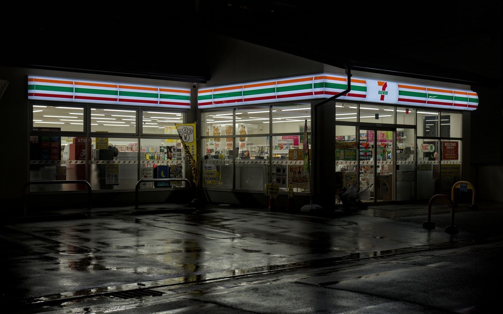 Tienda 7-Eleven de noche