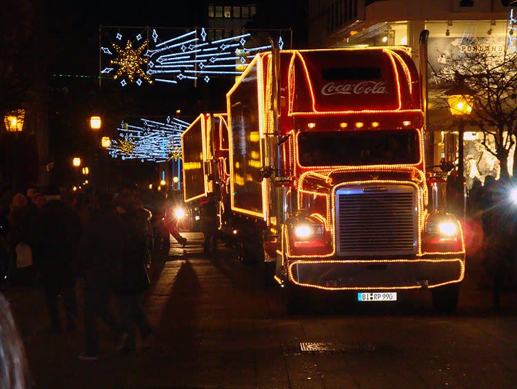 Camión de Navidad de Coca-Cola iluminado de noche