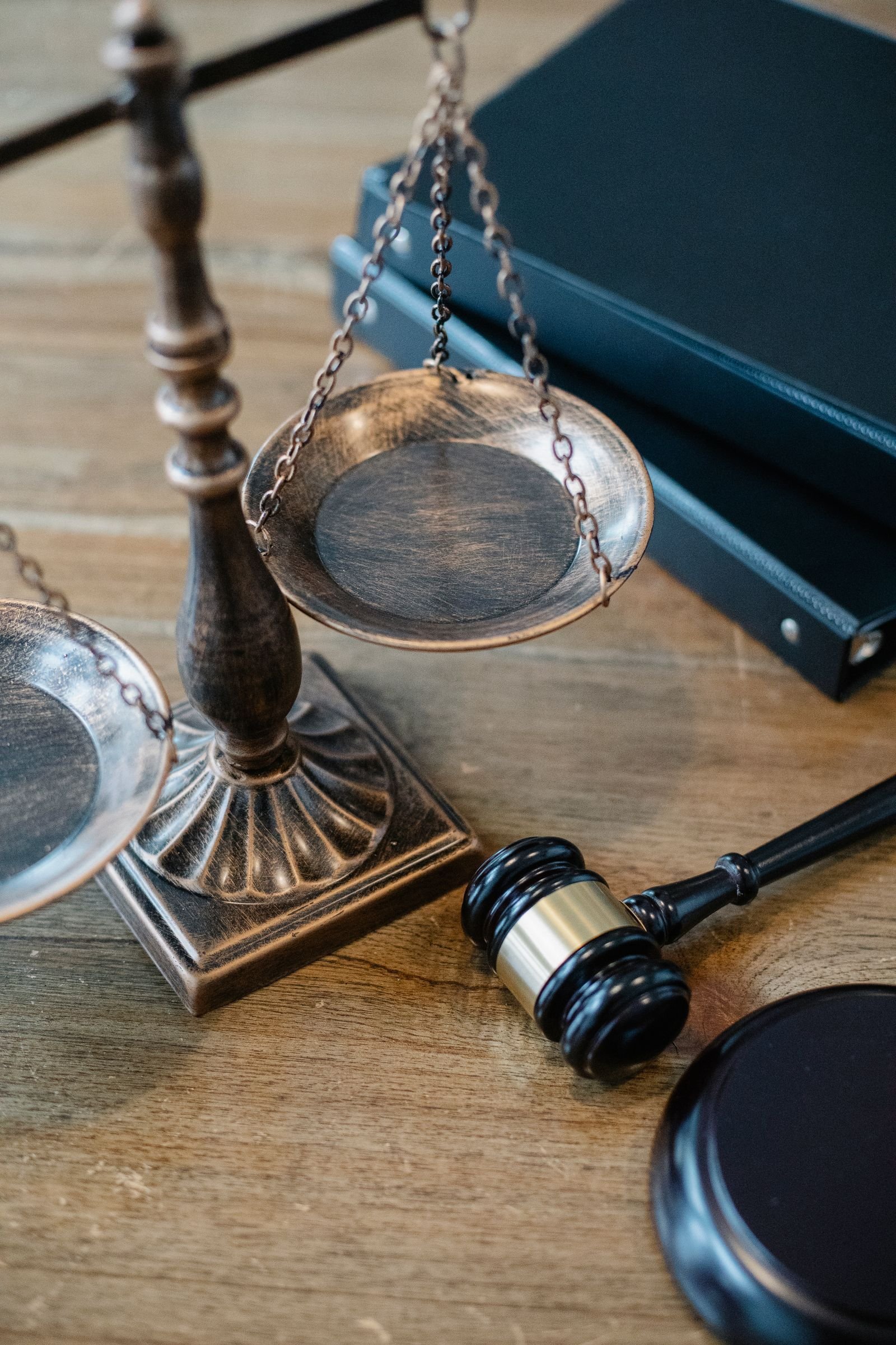 Balanza de la justicia y mazo de juez
