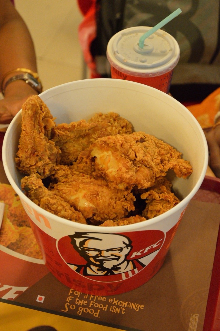 Cubo de pollo frito de KFC con la cara del coronel Sanders