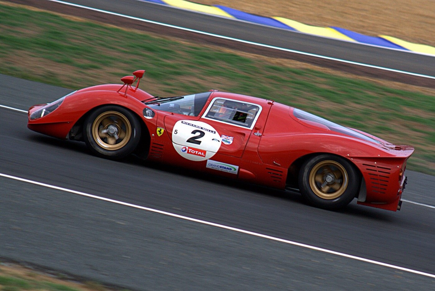 Ferrari 330 P3 rojo en pista