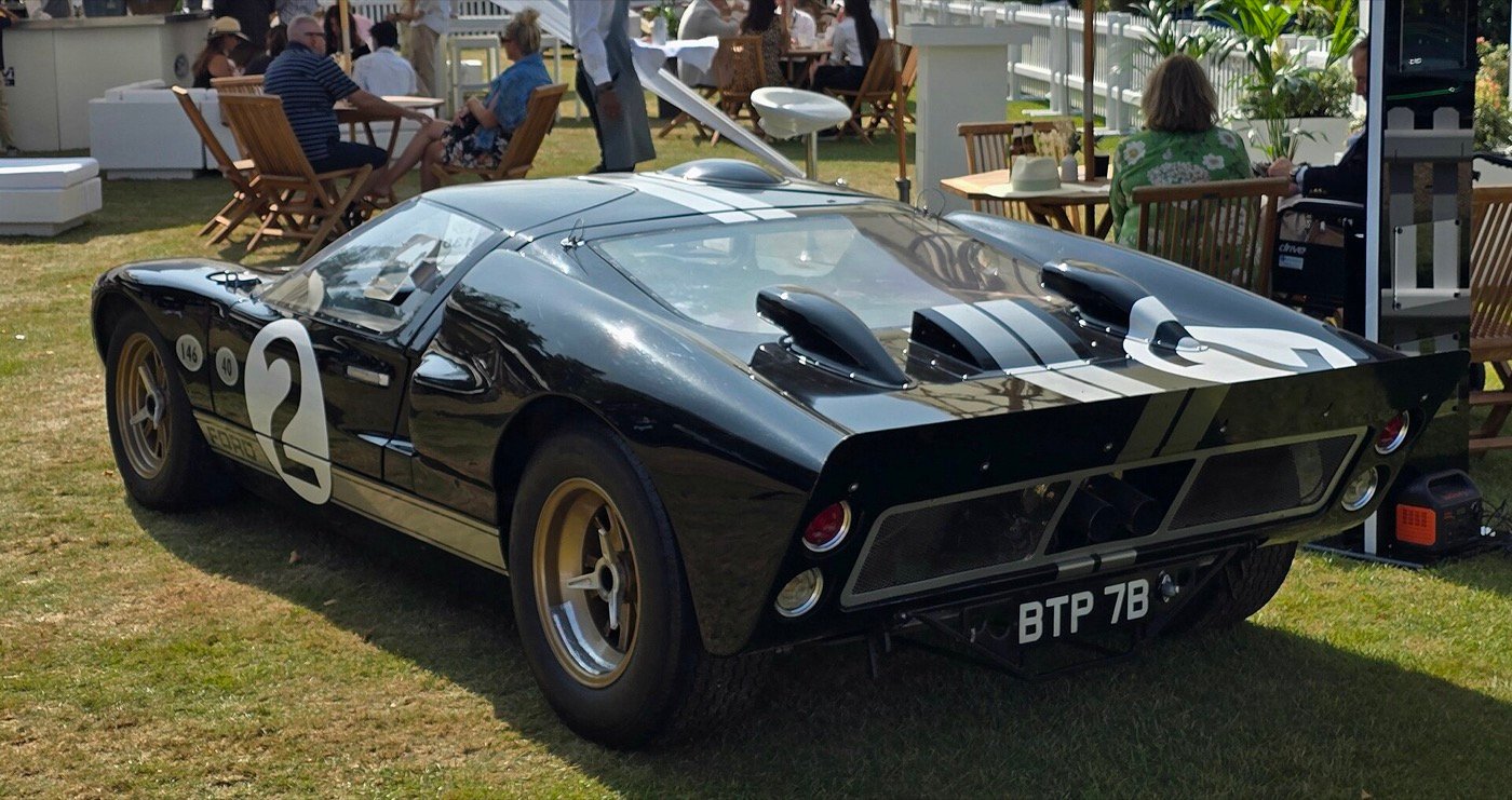 Ford GT40 Mk II negro con el dorsal 2