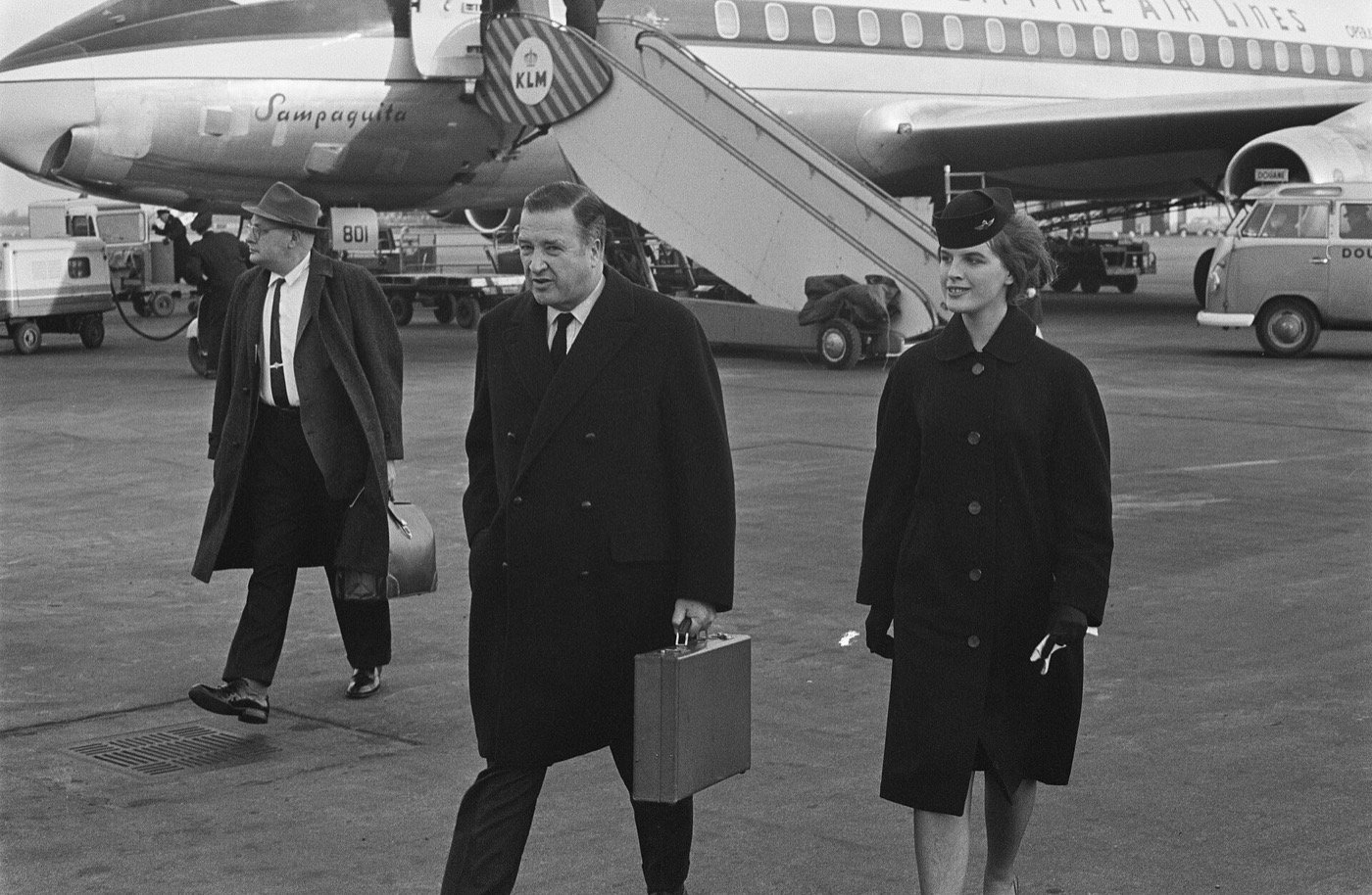 Henry Ford II con un maletín en el aeropuerto de Schiphol
